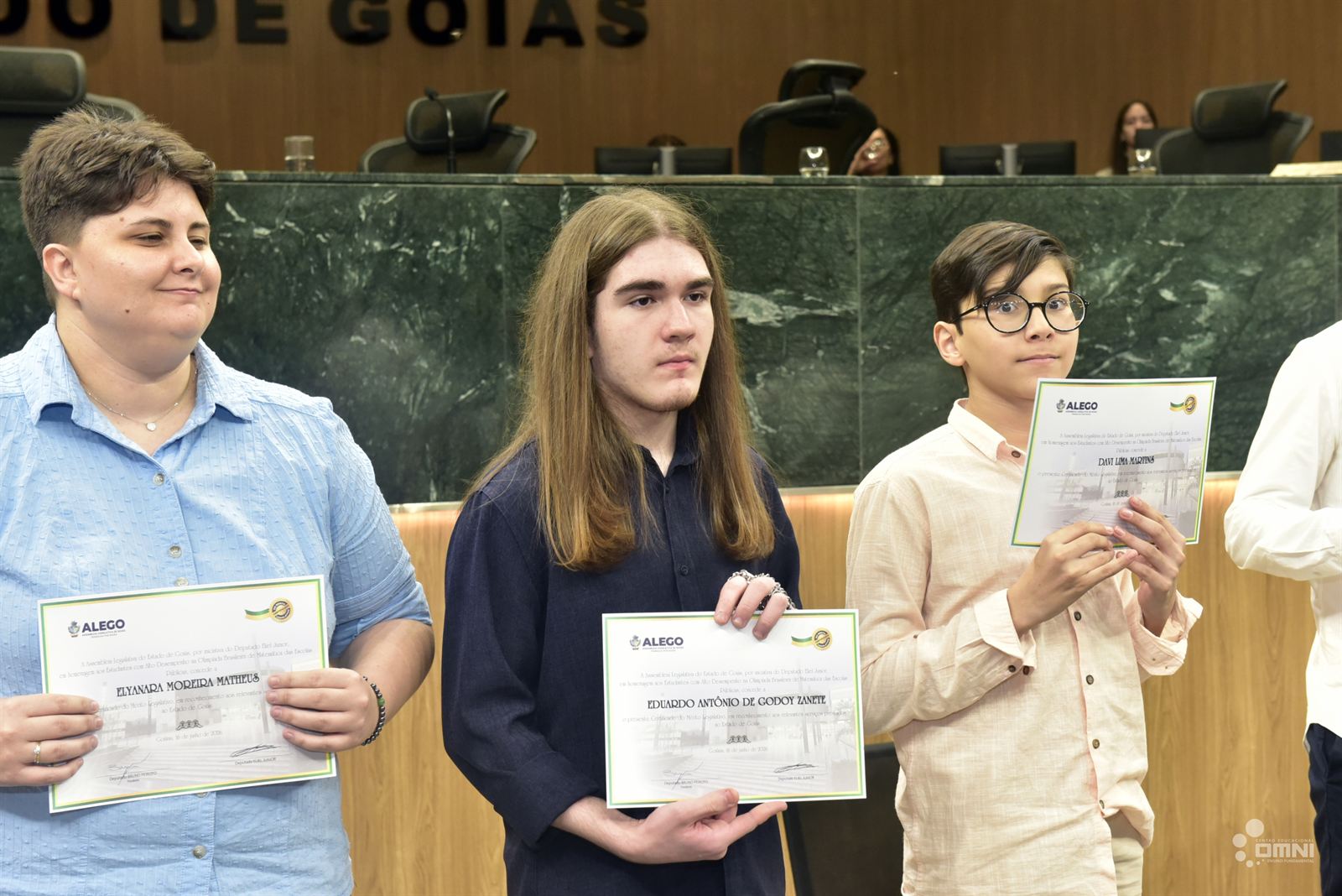 Aluno do OMNI recebendo certificado na Olimpíada de Matemática, na Assembleia Legislativa de Goiás