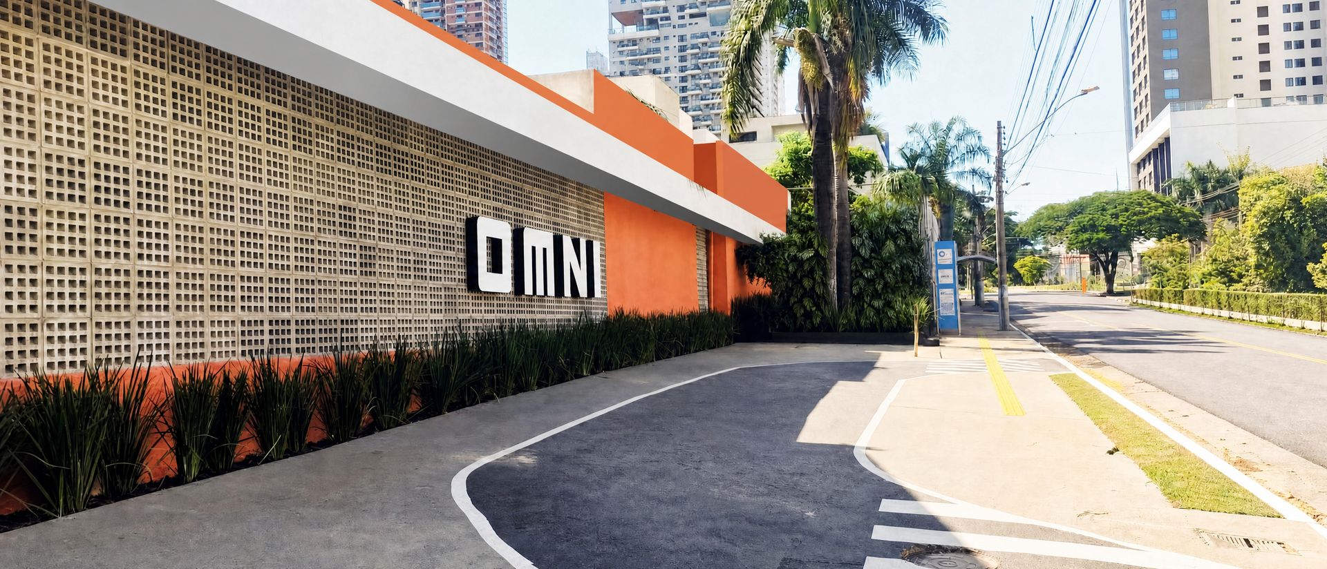 Fachada do Centro Educacional OMNI na Avenida T-2, Setor Bueno, Goiânia