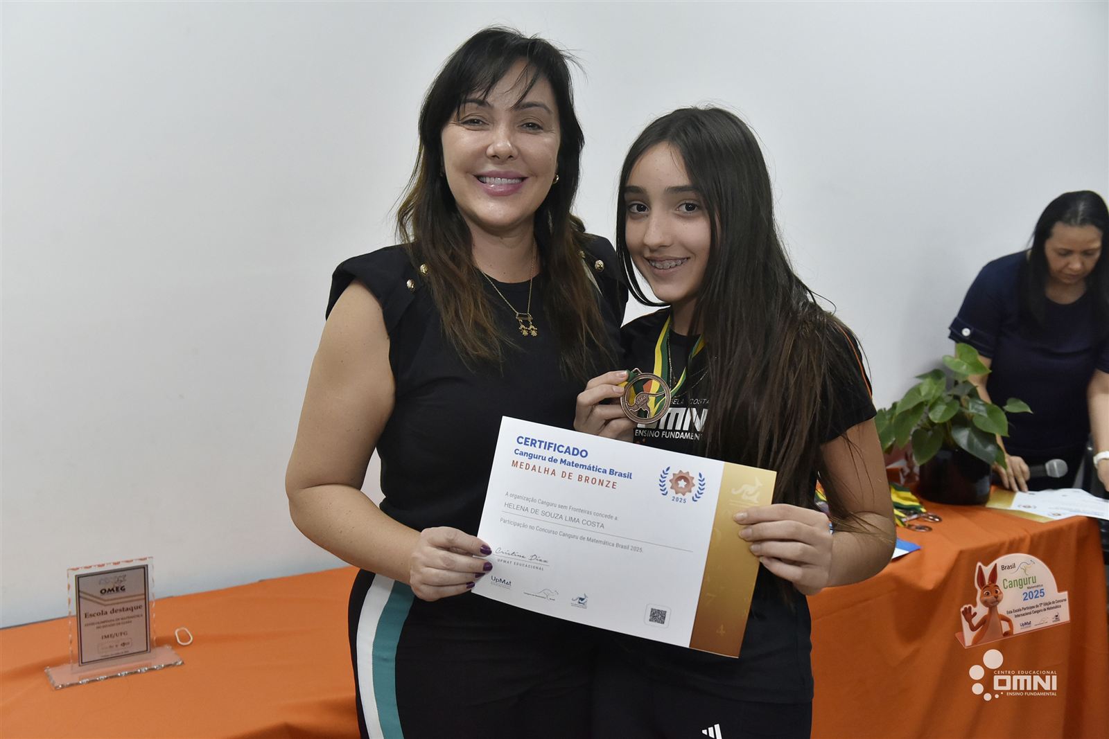 Alunos do OMNI com as medalhas da Olimpíada Canguru de Matemática
