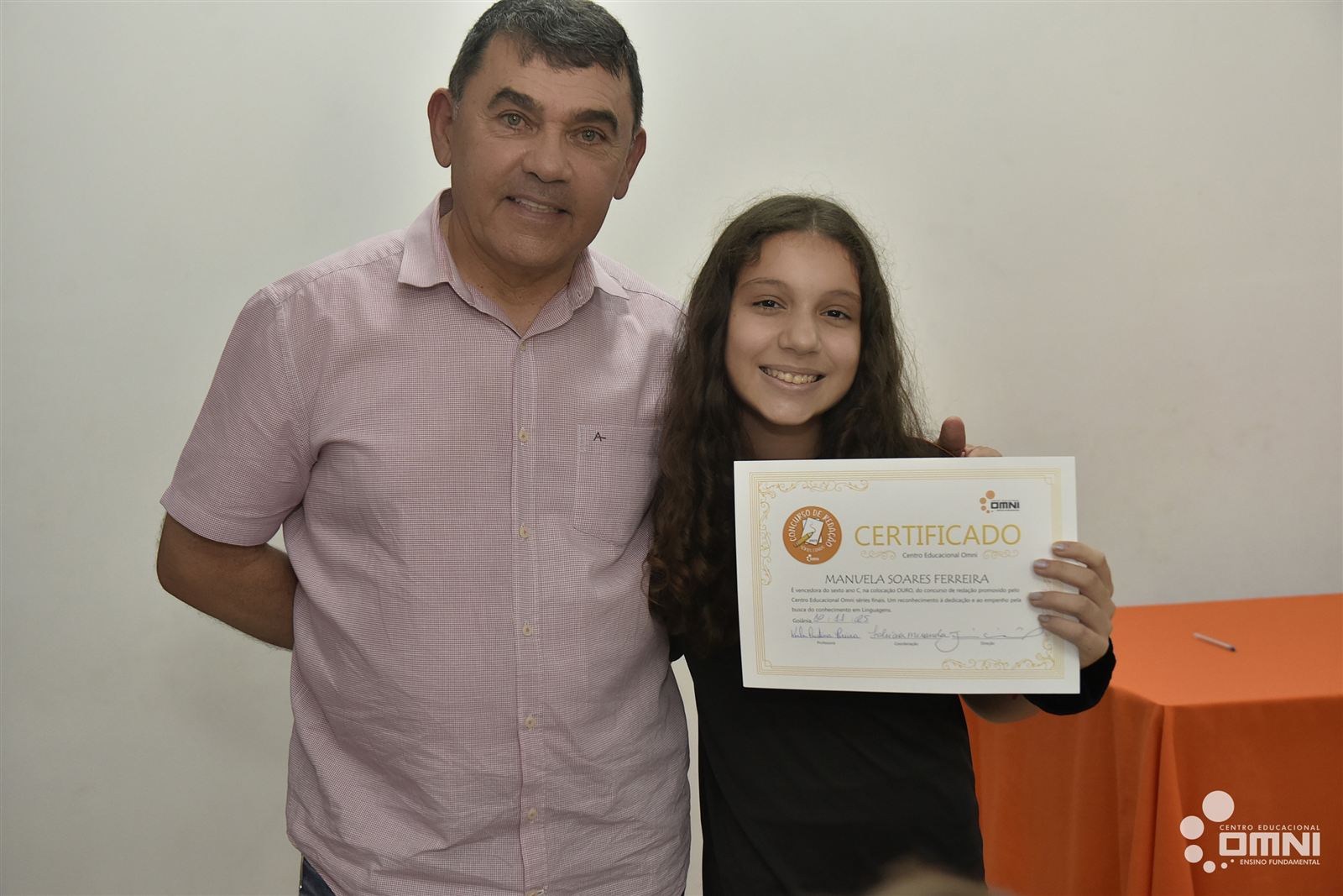 Aluna do OMNI recebendo o Prêmio de Redação