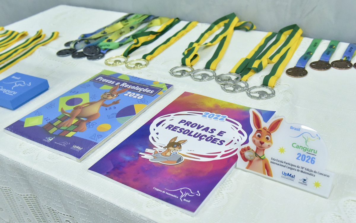 Medalhas e apostilas do Canguru de Matemática conquistadas por alunos do OMNI