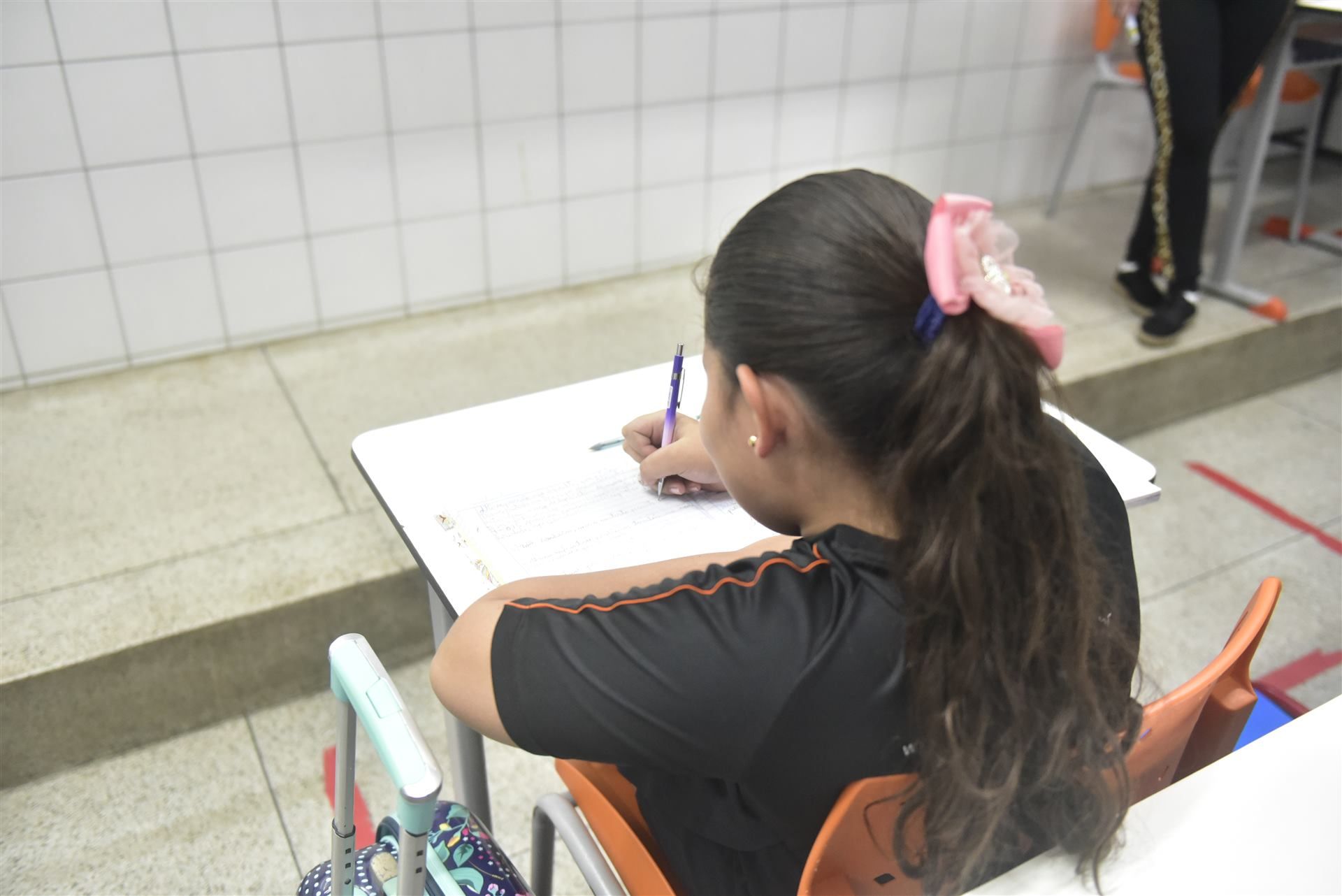 Sala de aula do Centro Educacional OMNI durante período de avaliações