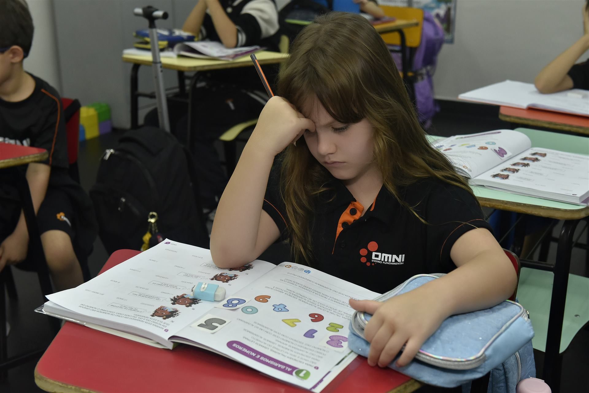 Alunos do Centro Educacional OMNI estudando em sala de aula